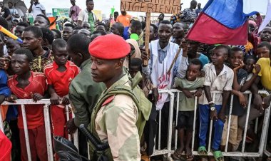 অবশেষে নাইজার ছাড়লেন ফরাসি রাষ্ট্রদূত