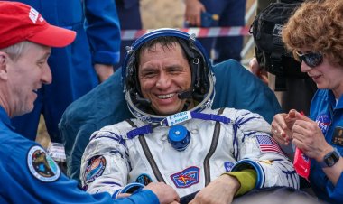 পৃথিবীতে ফিরলেন মহাকাশে আটকে পড়া নভোচারীরা