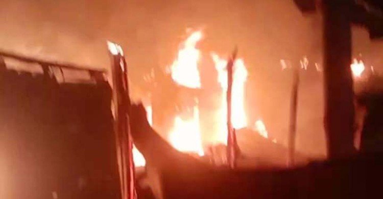 মধ্যরাতের আগুনে পুড়লো ১০ ব্যবসায়ীর কপাল