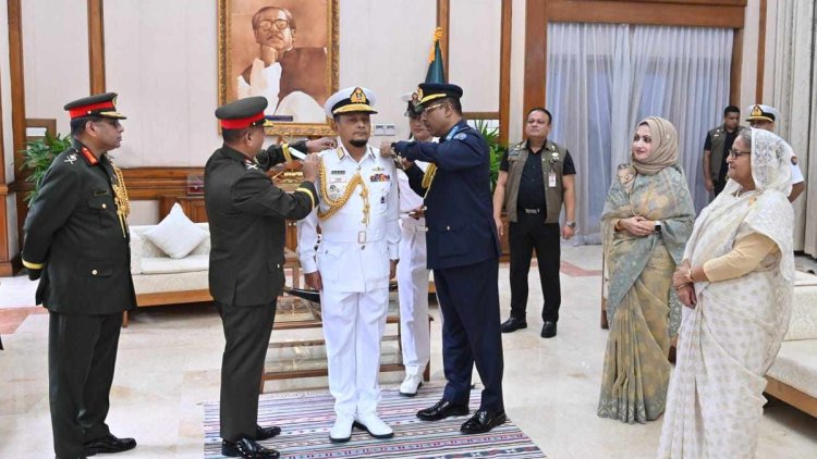 নৌবাহিনী প্রধানকে পরানো হলো ‘এডমিরাল’ র্যাংক