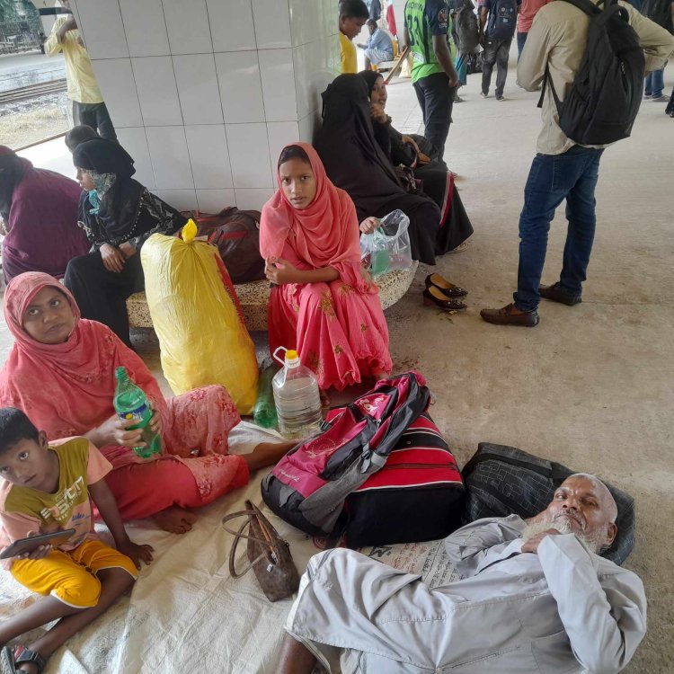 বন্ধ রেল যোগাযোগ: ৫ ঘণ্টা ধরে শুয়ে-বসে বিরক্ত রেলযাত্রীরা