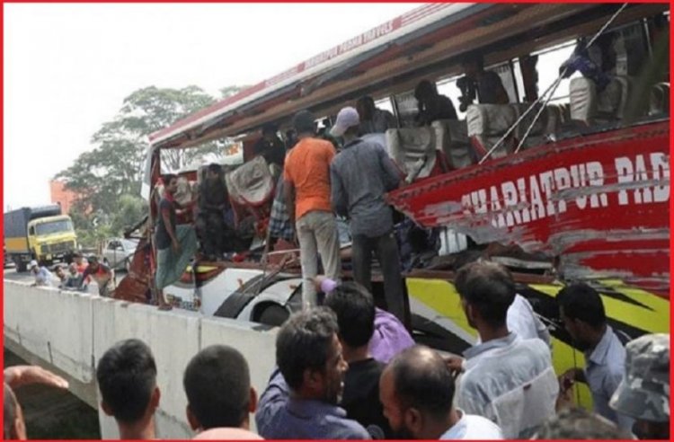 এক্সপ্রেসওয়েতে বিকল ট্রাকে বাসের ধাক্কা, নিহত ৩