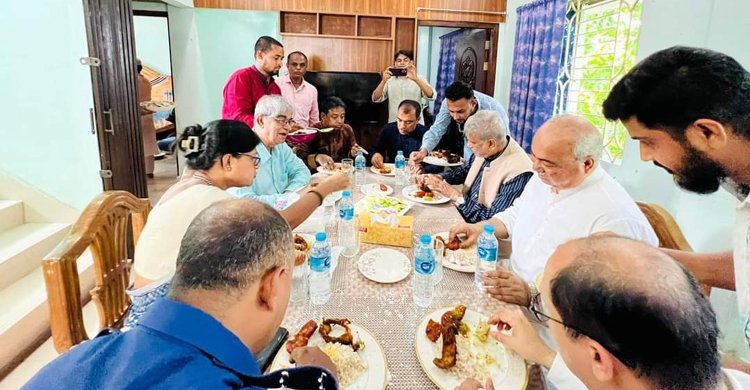 এবার নিজ বাড়িতে ২ মন্ত্রীকে খাওয়ালেন ডিবিপ্রধান হারুন