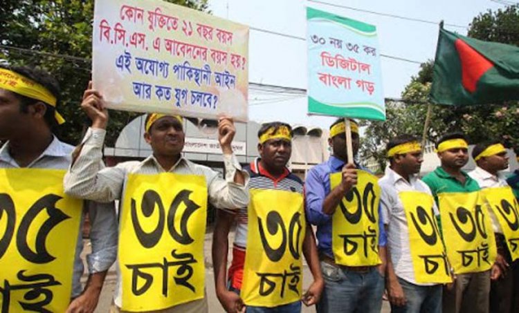 চাকরির বয়সসীমা ৩৫ দাবি: পুলিশের লাঠিপেটায় শাহবাগ ছাড়ল আন্দোলনকারীরা