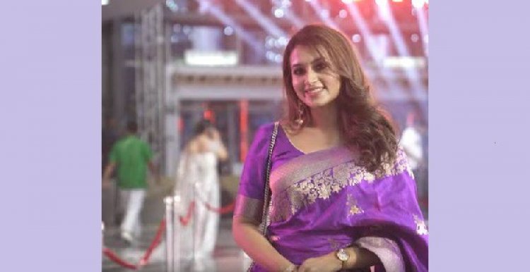 শাড়িতে নেটিজেনদের নজর কাড়লেন ফারিণ