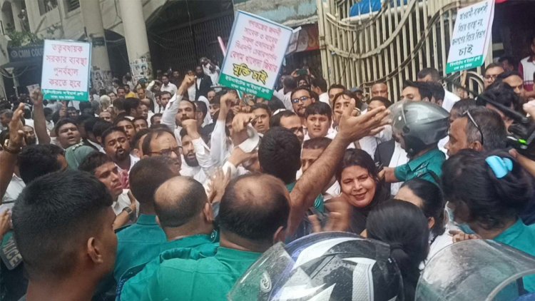ঢাকা কোর্টে বিএনপিপন্থি আইনজীবীদের ওপর পুলিশের ব্যাপক লাঠিচার্জ