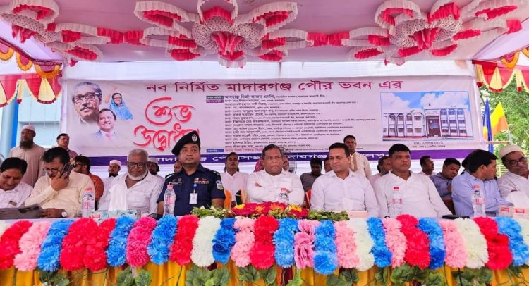 নৌকায় ভোট চাইলেন জামালপুর জেলা প্রশাসক, ভিডিও ভাইরাল