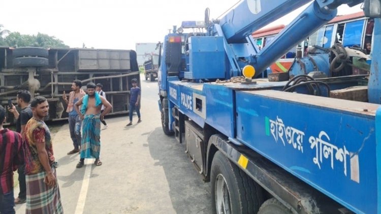 কুমিল্লায় বাসচাপায় প্রাণ গেল ৩ জনের