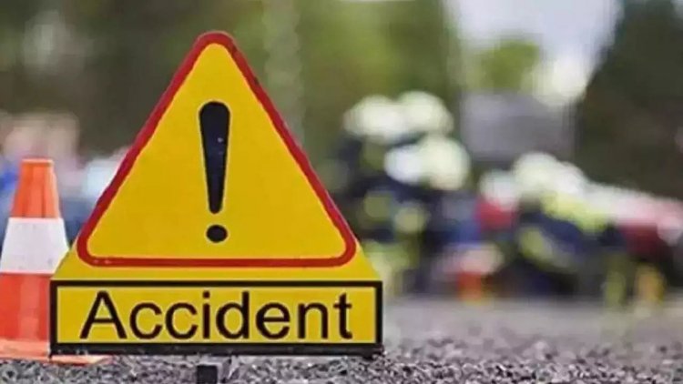 ভারতে ট্রাকের চাপায় পিষ্ট হয়ে বাসের ১১ যাত্রীর নির্মম মৃত্যু