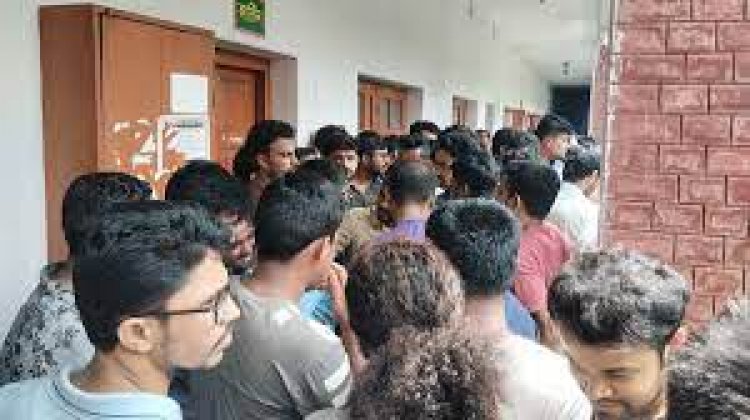 রাবির জিয়া হলের ক্যান্টিনে তালা ঝুলিয়ে শিক্ষার্থীদের বিক্ষোভ