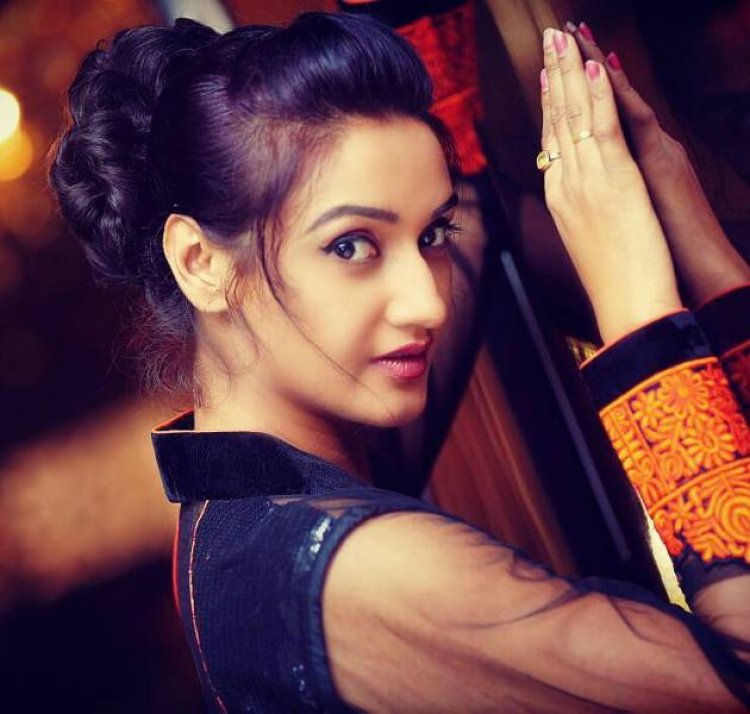 শুটিং সেটে পরিচালকের হয়রানিতে মুখ খুললেন অভিনেত্রী