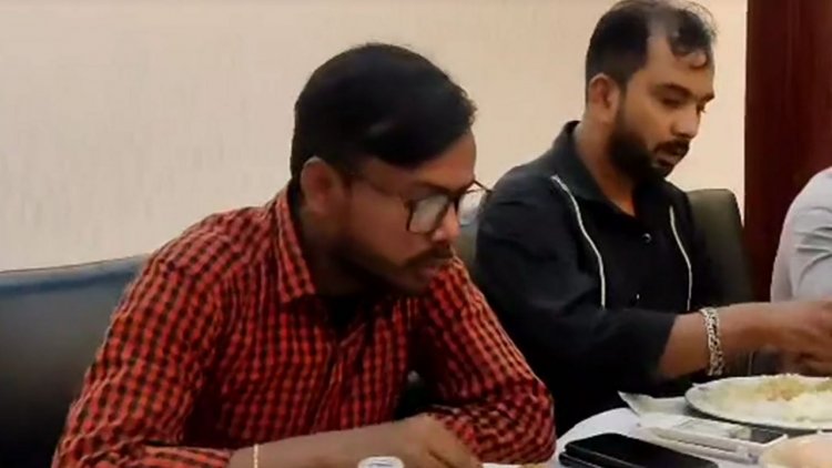 এবার ডিবি কার্যালয়ে খাবার খেলেন হিরো আলম