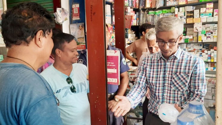 ৯২ টাকার স্যালাইন ২০০ টাকায় বিক্রি, ব্যবসায়ীকে জরিমানা
