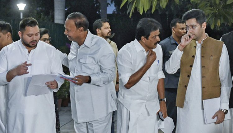১৪ টিভি সঞ্চালককে বয়কটের সিদ্ধান্ত ইন্ডিয়া জোটের, তারা কারা?