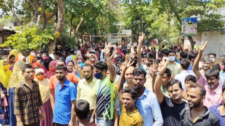 বকেয়া বেতনের দাবিতে গাজীপুরে পোশাক শ্রমিকদের বিক্ষোভ