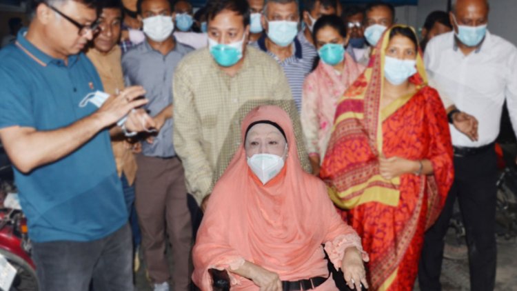 খালেদা জিয়াকে কেবিনে স্থানান্তর