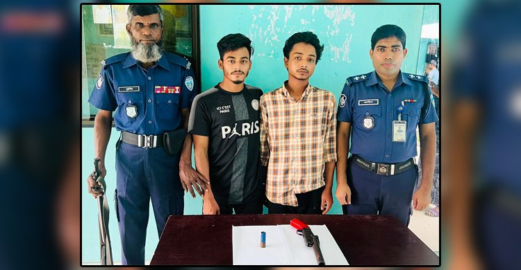 ছিনতাই করতে অস্ত্রসহ মহাসড়কে দুই যুবক, গ্রেফতার করলো পুলিশ
