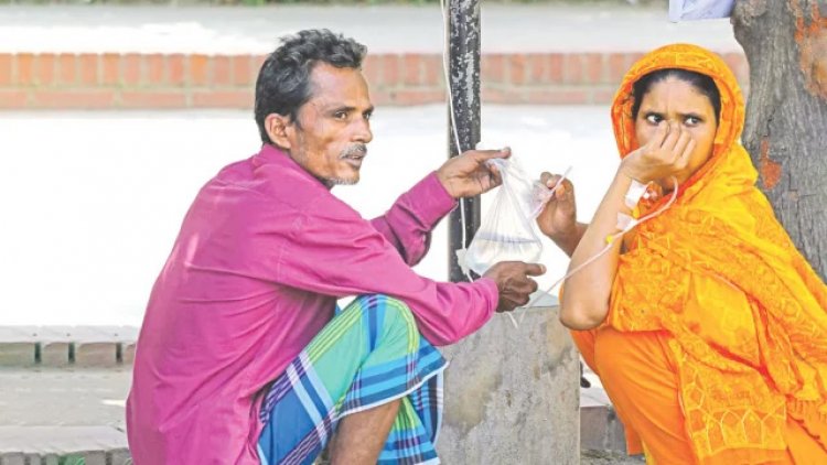 অসহায় ডেঙ্গু রোগী-স্বজন, টাকা দিয়েও মিলছে না স্যালাইন