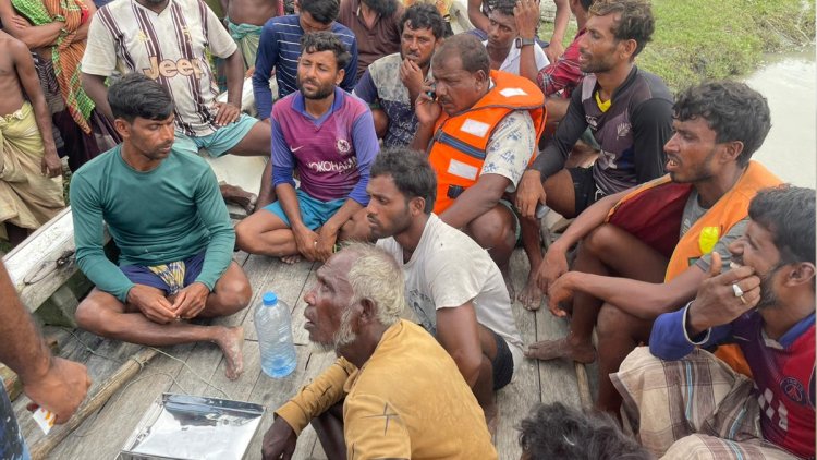 ৯৯৯ এ ফোন পেয়ে সাগরে হারিয়ে যাওয়া ২৯ জেলে উদ্ধার