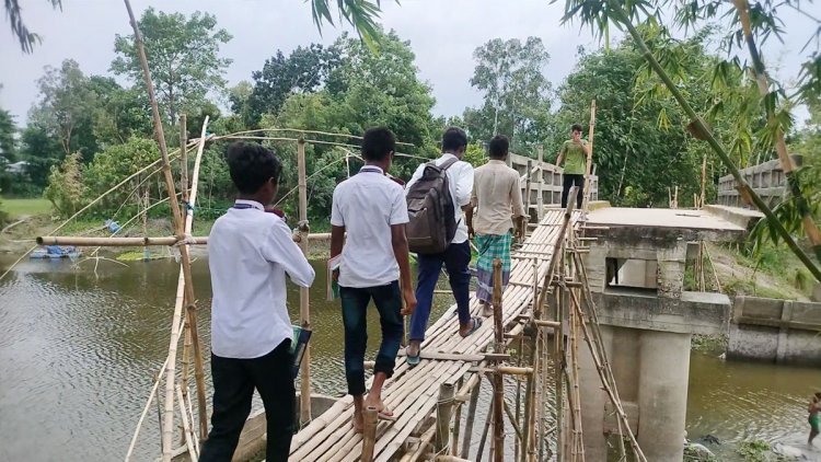 বাঁশের সাঁকো বেয়ে উঠতে হয় অর্ধকোটি টাকার সেতুতে
