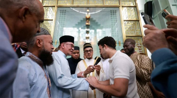 নিউইয়র্কে মালয়েশিয়ার প্রধানমন্ত্রীর হাতে স্প্যানিশ নাগরিকের ইসলাম গ্রহণ