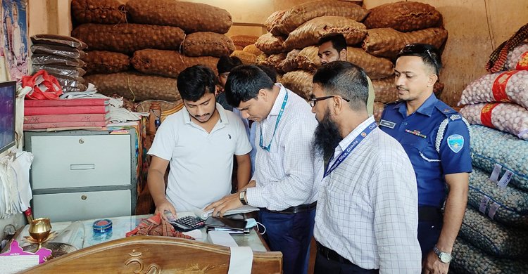 সাড়ে ৬ হাজার কেজি আলু জব্দ করে ৩৫ টাকা দরে বিক্রি