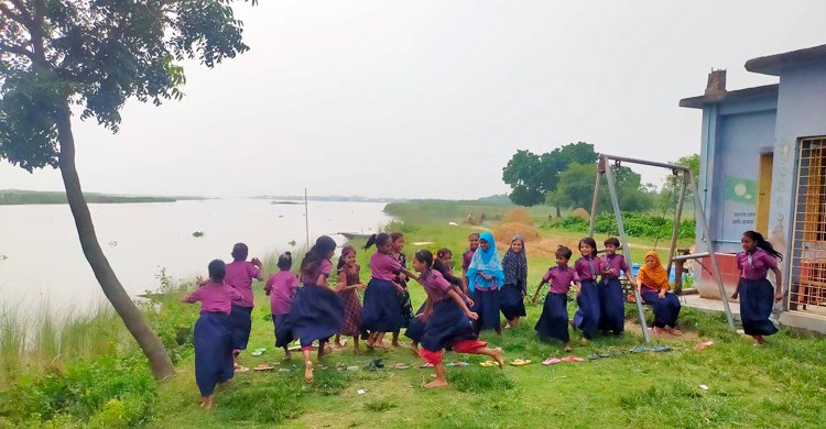 নদীগর্ভে ‘বিলীনের অপেক্ষায়’ প্রাথমিক বিদ্যালয়