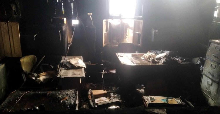 লালবাগে আগুন: ভবনের দুই ও তিন তলার সব পুড়ে ছাই