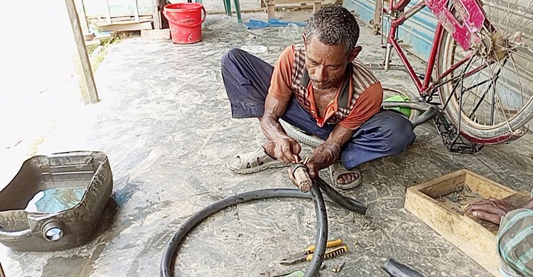 দিনে আয় মাত্র ৫০ টাকা, প্রতিবন্ধী বিনোদের কষ্টের জীবন