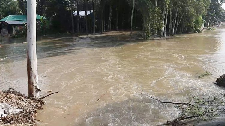নওগাঁয় বাঁধ ভেঙে ১০ হাজার পরিবার পানিবন্দি