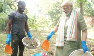ঝাড়ু-বেলচা নিয়ে ময়লা সাফ করছেন নরেন্দ্র মোদী, ভিডিও ভাইরাল