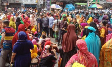 আজও শেওড়াপাড়ার সড়কে শ্রমিকরা, যান চলাচল বন্ধ