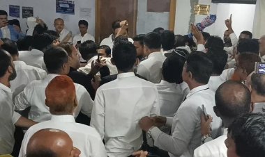 বিএনপিপন্থী আইনজীবীদের সঙ্গে আওয়ামীপন্থী আইনজীবীদের হাতাহাতি