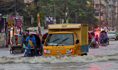 টানা বৃষ্টি ও জলাবদ্ধতায় নাকাল রাজধানীবাসী, শনিবারও থাকবে বৃষ্টি
