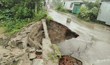 সড়কে হাঁটু পানি, ধসে পড়েছে ব্লক