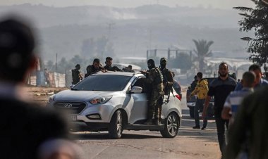 ইসরায়েলি সেনা-বেসামরিকদের ধরে নিয়ে যাচ্ছে হামাস