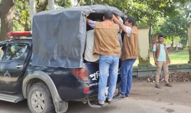 নাটোরে স্কুল-কলেজ ফাঁকি দিয়ে আড্ডা, ৪৯ শিক্ষার্থী আটক