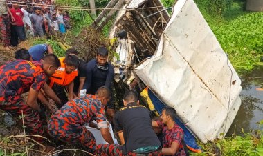 বাসের ধাক্কায় খাদে পড়ল লেগুনা, নিহত ৪