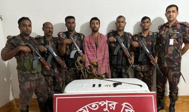 সীমান্তে পিস্তল-গুলি-দেশীয় অস্ত্রসহ চোরাকারবারি আটক