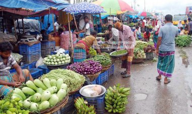 বাজারে মধ্যস্বত্বভোগীরা হাতিয়ে নিচ্ছে টাকা