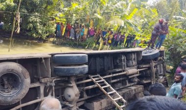 নিয়ন্ত্রণ হারিয়ে গোল্ডেন লাইনের বাস খাদে, হেলপার নিহত