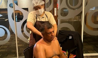 খালি গায়ে মিটিং করছেন অফিসের বস, নিচ্ছেন ম্যাসাজ: ছবি ভাইরাল