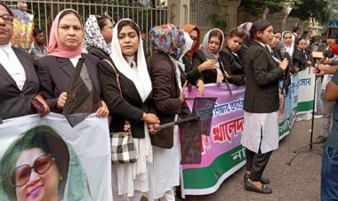 খালেদা জিয়ার বিদেশে চিকিৎসার দাবিতে বার কাউন্সিলের সামনে নারী আইনজীবীদের বিক্ষোভ