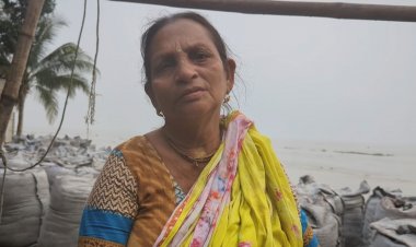 পদ্মায় ভাঙনে বাড়ি বানিয়ে থাকতে পারলেন না একদিনও আশা রাজবংশী