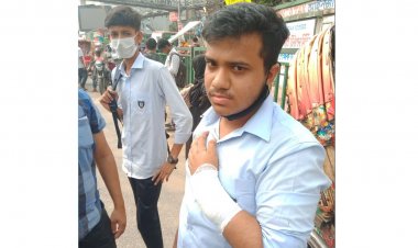 এবার আইডিয়ালের দুই শিক্ষার্থীকে পেটাল ঢাকা কলেজ শিক্ষার্থীরা