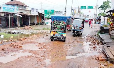 ওয়েট স্কেল এড়িয়ে অতিরিক্ত পণ্যবাহী যানবাহন চলাচল, সড়কের বেহাল দশা