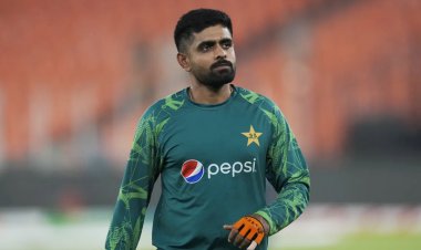 শাদাবকে ছাড়া ফিল্ডিংয়ে পাকিস্তান
