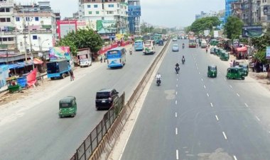 পূজার ছুটিতে প্রায় ফাঁকা ঢাকার রাস্তা