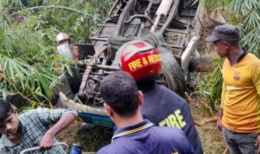 সিলেটে নিয়ন্ত্রণ হারিয়ে খাদে পর্যটকবাহী পিকআপ, নিহত ২