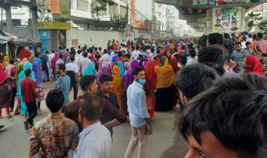 বেতন বাড়ানোর দাবিতে গাজীপুরে শ্রমিকদের বিক্ষোভ